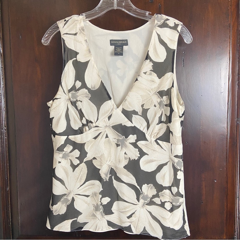 Banana Republic Black and Cream Floral Sleeveless V-Neck Blouse